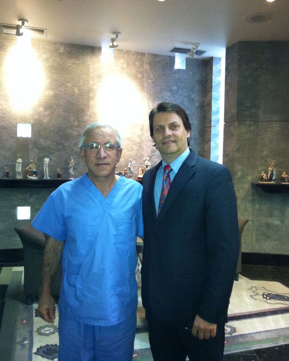 Foto Com Dr. Bahman Guyuron, Após 20 Dias De Curso De Cirurgia Para Enxaqueca E Acompanhamento De Cirurgias (Face, Nariz E Enxaqueca) Em Sua Clínica Privada.