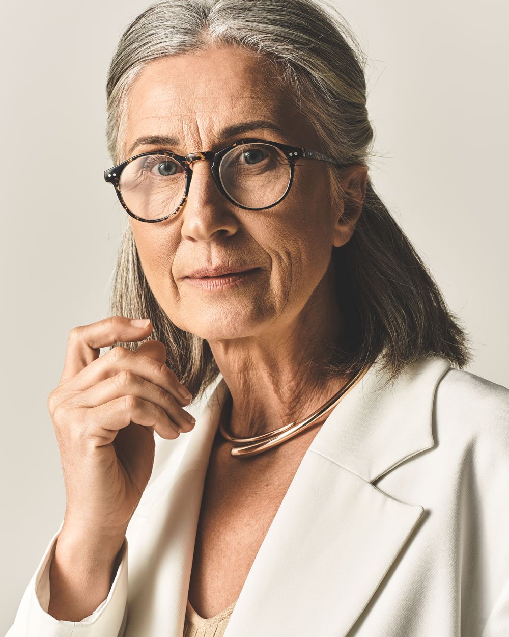 Illustrative female portrait from Dr. Paulo Renato’s facelift guide; not a patient result